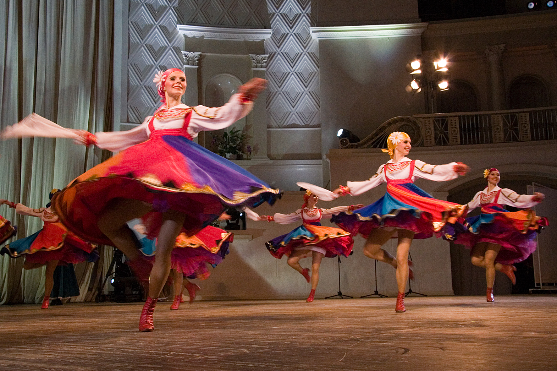 Танцы михайловск. Народные танцы. Русско народные танцы. Народные пляски. Танцовщица народных танцев.